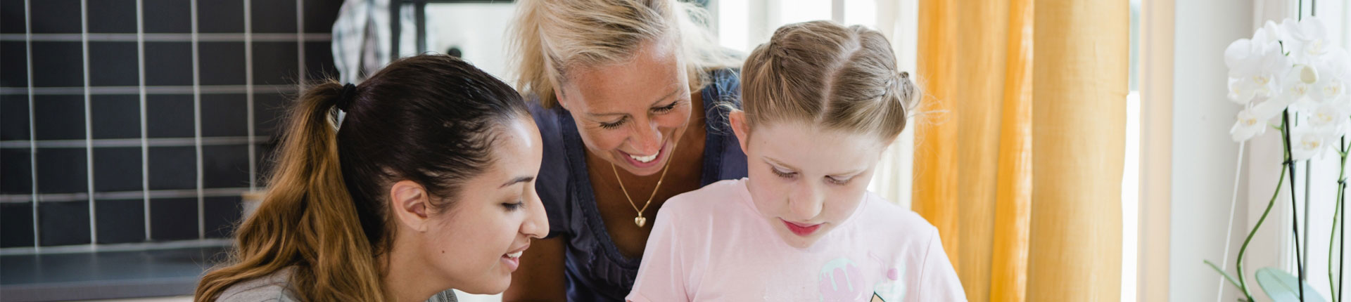 Barn tillsammans med mamma och personlig assistent