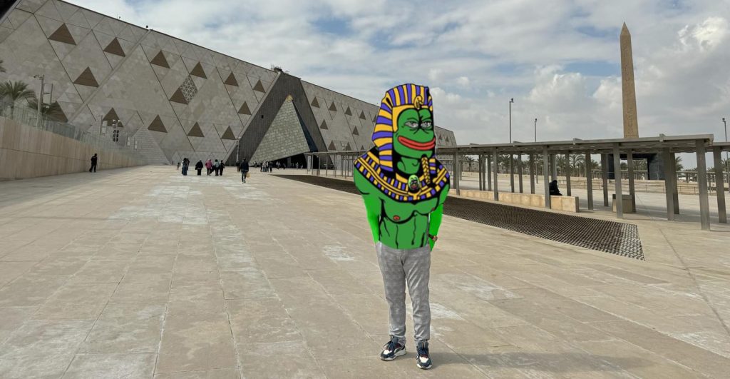 Götas reporter framför Grand Egyptian Museums entré