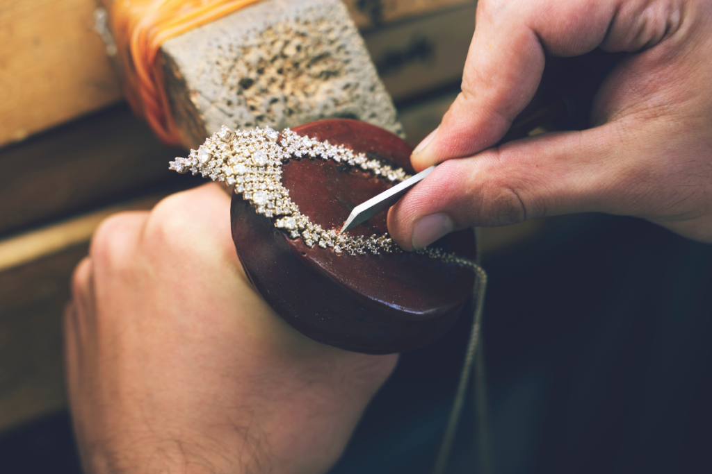 Fabrication de bijoux en diamant dans notre boutique à Paris