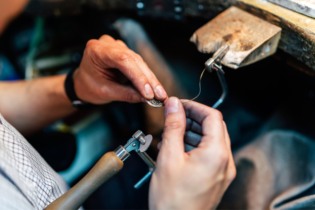 L'un de nos experts qui s'occupe de la fabrication de bijoux dans nos locaux