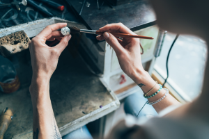 . Nous sommes spécialisés dans la réparation de bijoux de toutes sortes.