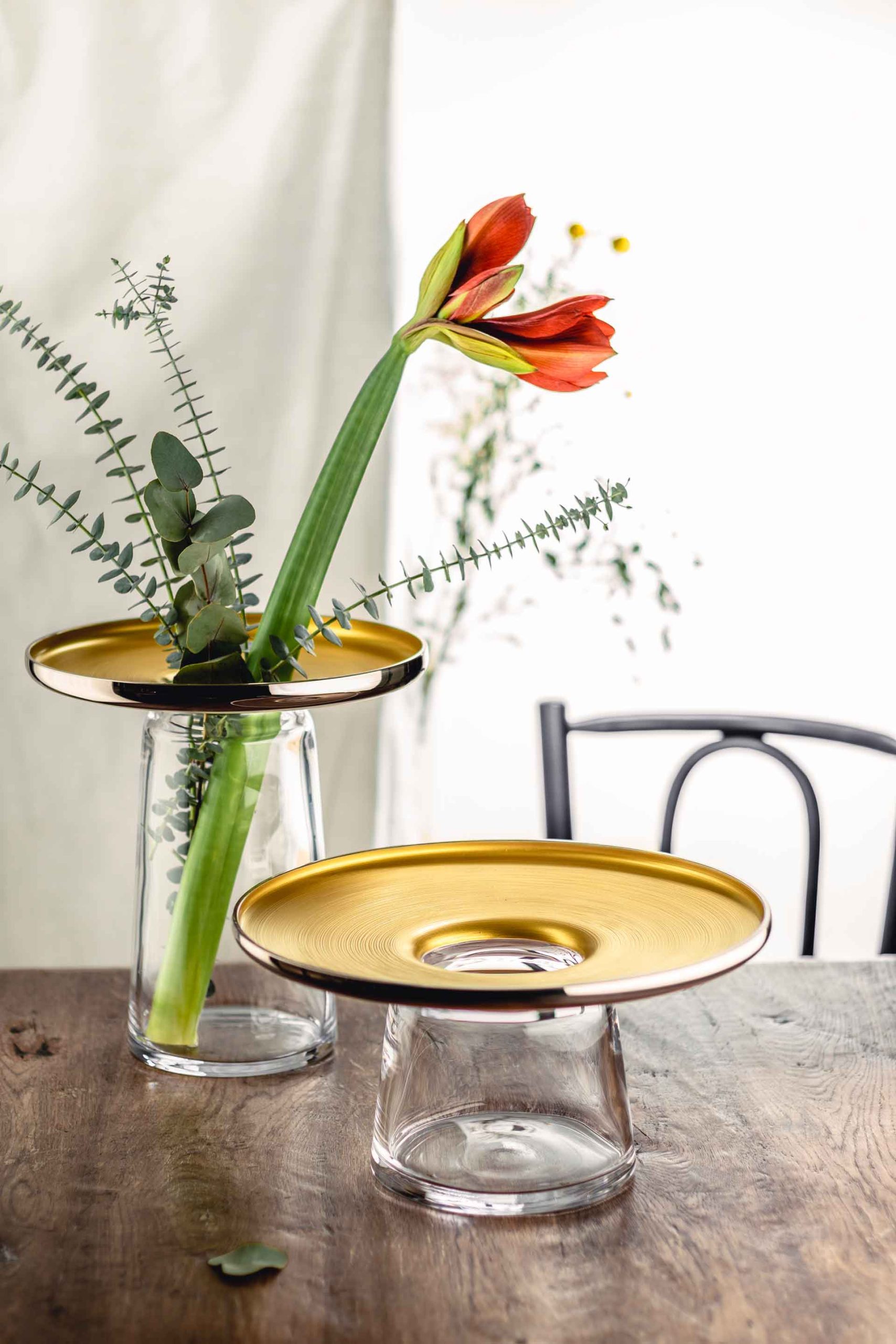 Eisch GERMANY Vase Haptics mit Blumen auf Tisch