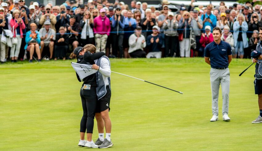 Linn Grant vinner Scandinavian Mixed och kramar om sin caddie.