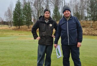 Surahammars banchef Elliot Wilson med golfbanearkitekten Peter Chamberlain.