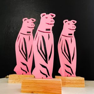 Knapvarkens in varkensrose Acryl op houten sokkel
