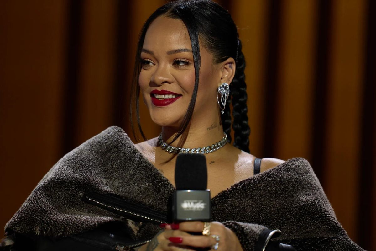 Rihanna looking gorgeous holding a mic in her hands