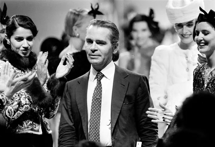 Black and white photo of Karl Lagerfeld as an Artistic director of Chanel