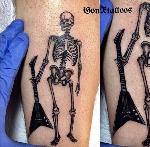 Skelett mit Gitarre Tattoo