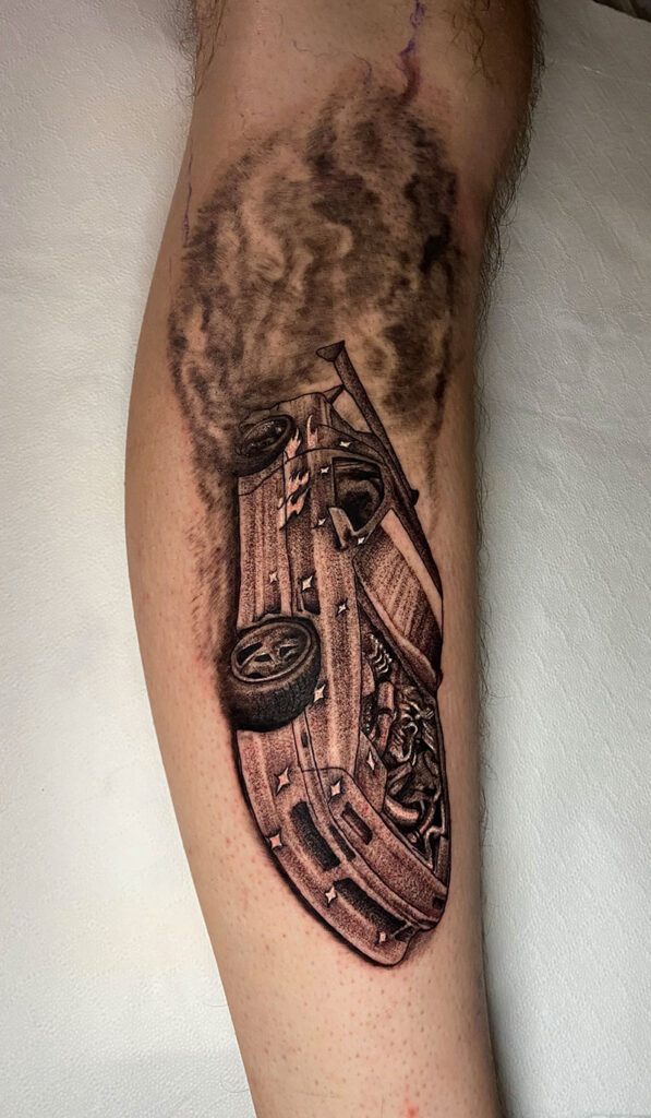 Auto Tattoo am Bein