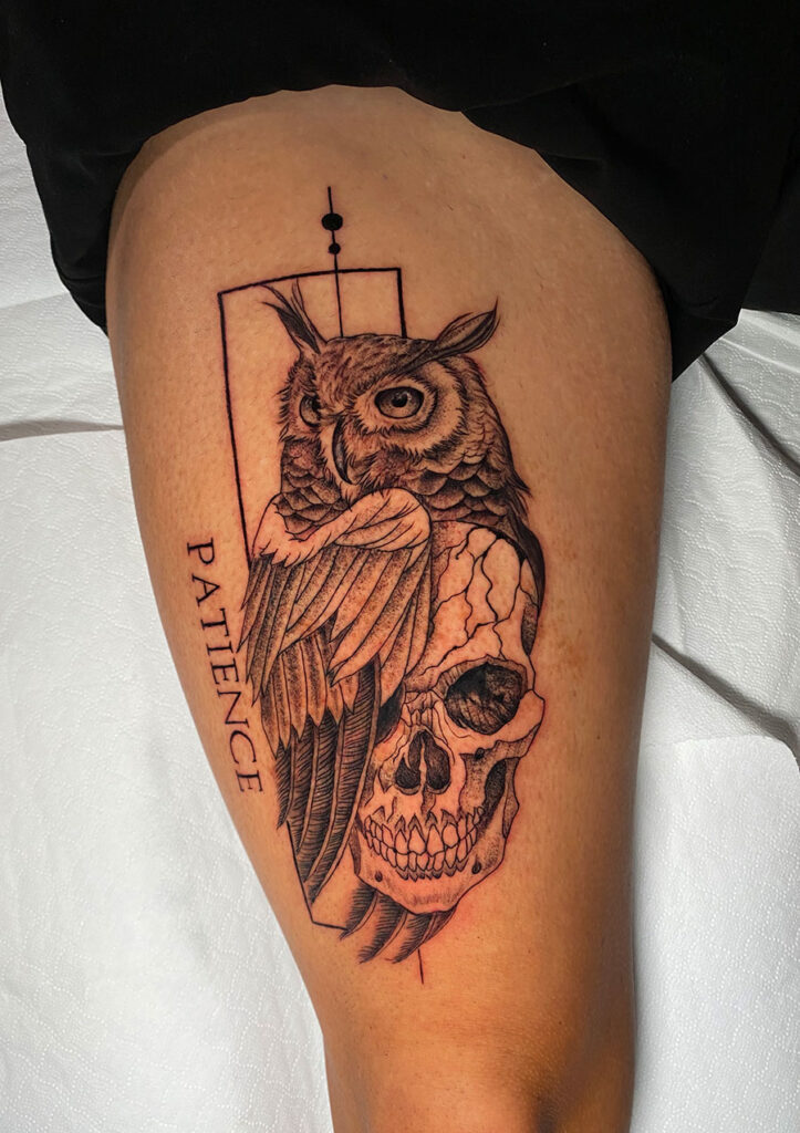 Eule und Totenkopf Tattoo am Oberschenkel