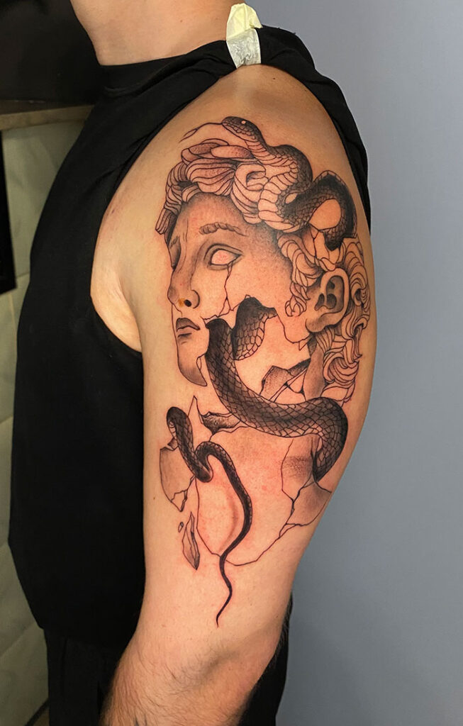 Schlange Statue Tattoo