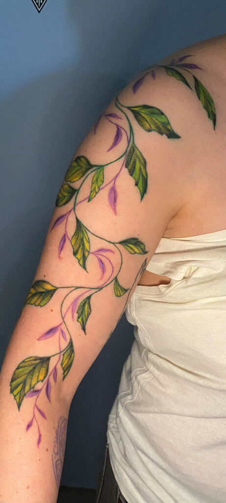 Tattoo einer Ranke in Farbe
