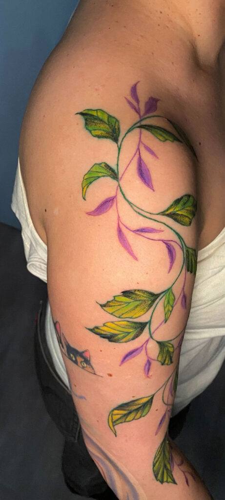 Farbige Blätter am Arm Tattoo