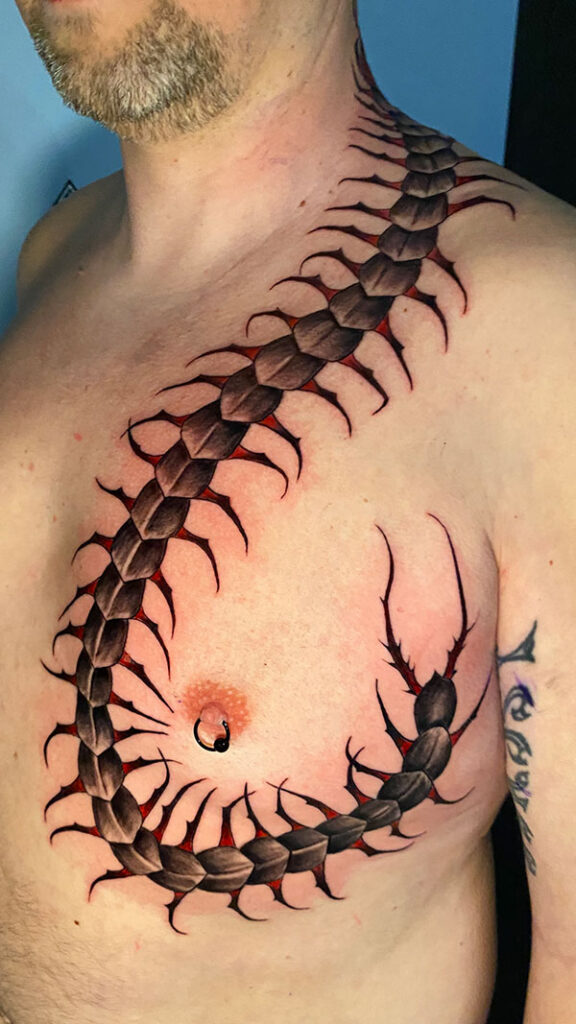 Tausendfüßler-Tattoo auf der Brust