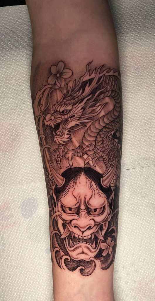 Japanische Maske und Drache Tattoo