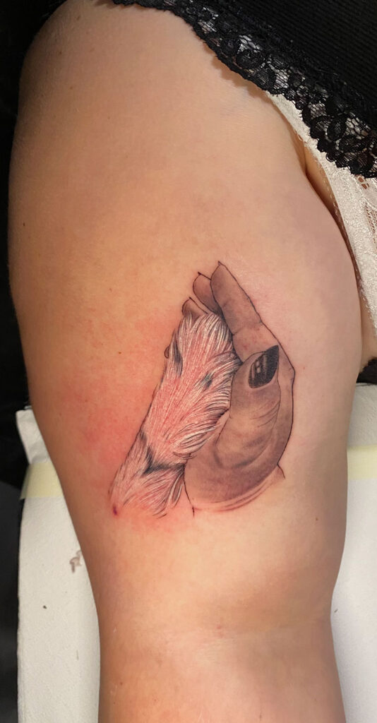 Pfote und Hand Tattoo