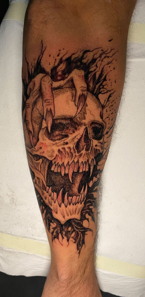 Totenkopf und Skeletthand Tattoo