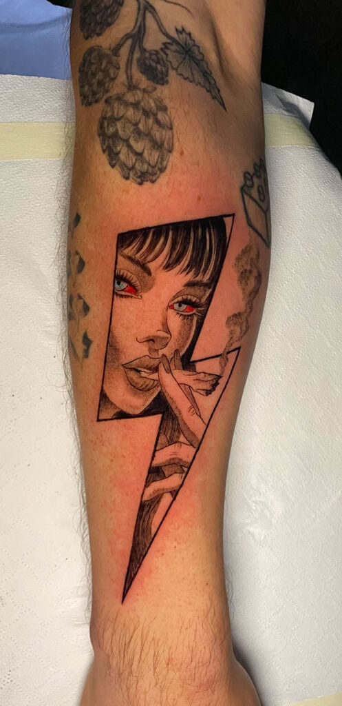 Blitz und rauchende Frau Tattoo