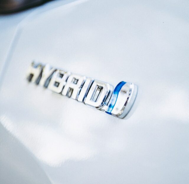 Hybrid logo på hvidlakeret hybridbil