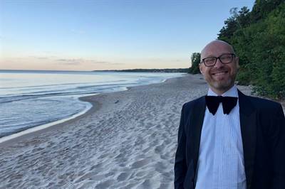 Daniel Carlzon på en strand i Kivik innan underhållning med Gosskören