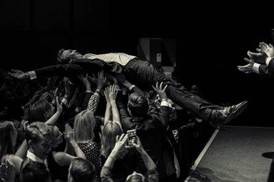 William Fellbom med popkören Gosskören crowdsurfar på publiken som underhållning