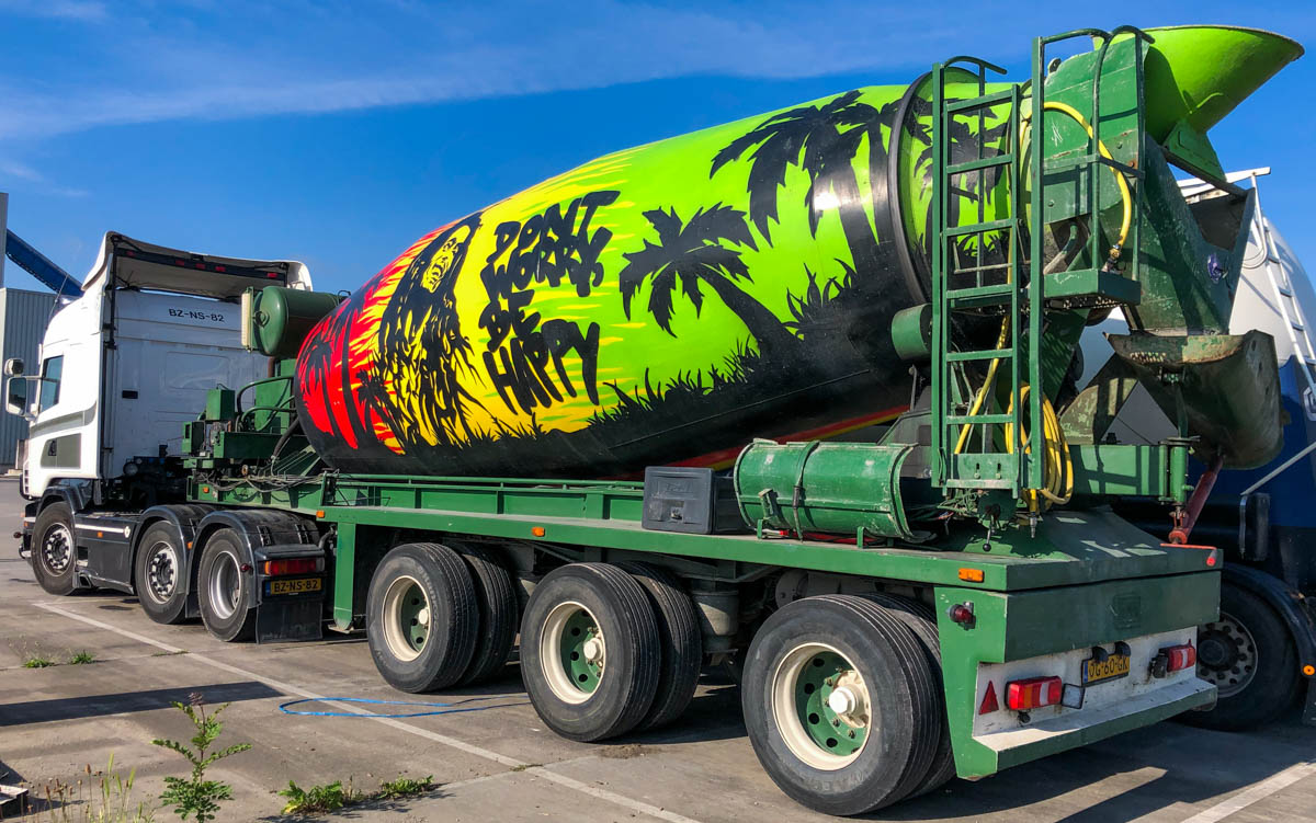 Graffiti betonmixer bob marley vrachtwagen