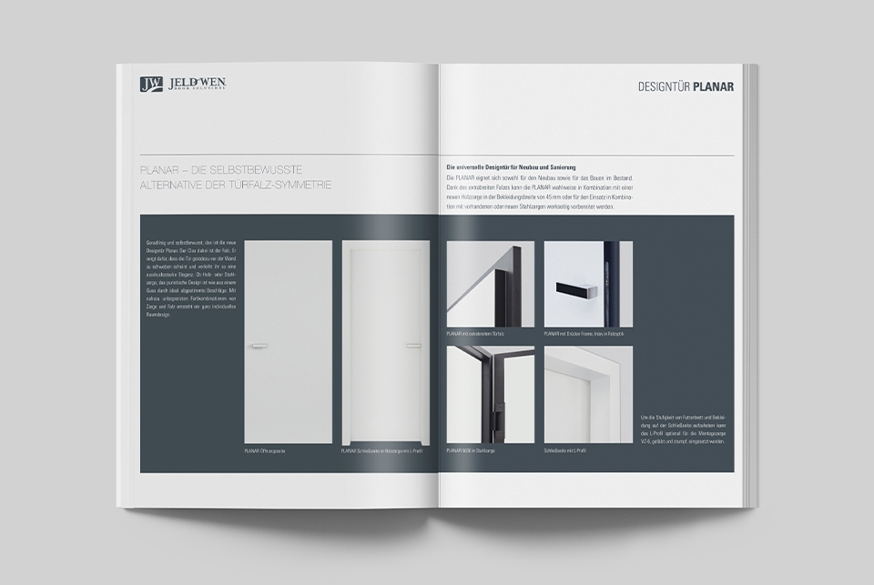 Doppelseite einer aufgeklappten Broschüre