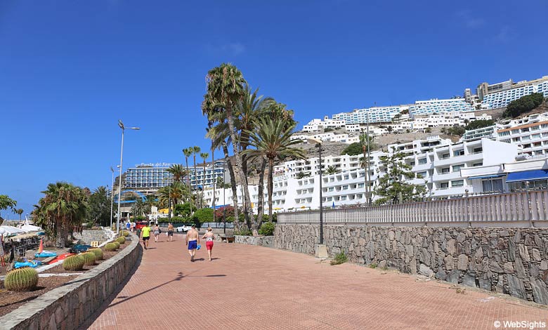 Den brede strandpromenaden i Puerto Rico