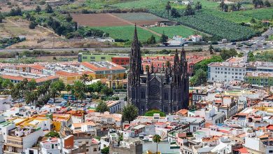 Kirken Iglesia de San Juan Bautista er vartegnet i Arucas.