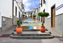 Firgas har et kunstigt vandfald i bymidten.