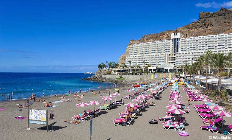 The beach at Playa Taurito has all the necessary facilities and water sports