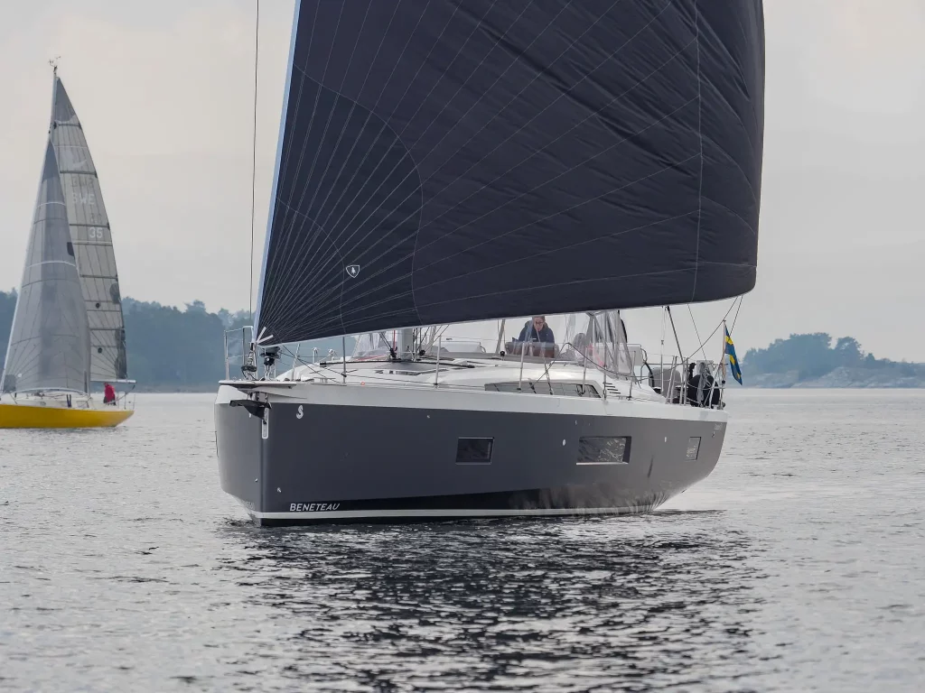 Beneteau som seglar en svart Code one