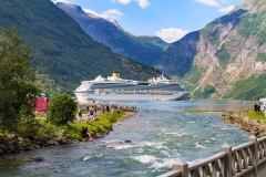 Costa lägger till i Geirangerfjorden