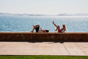 Hanna och Philip njuter i solen