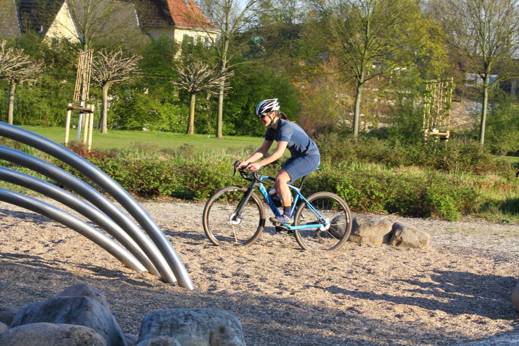 Schoeffel-Fahrradbekleidung_im-Sand