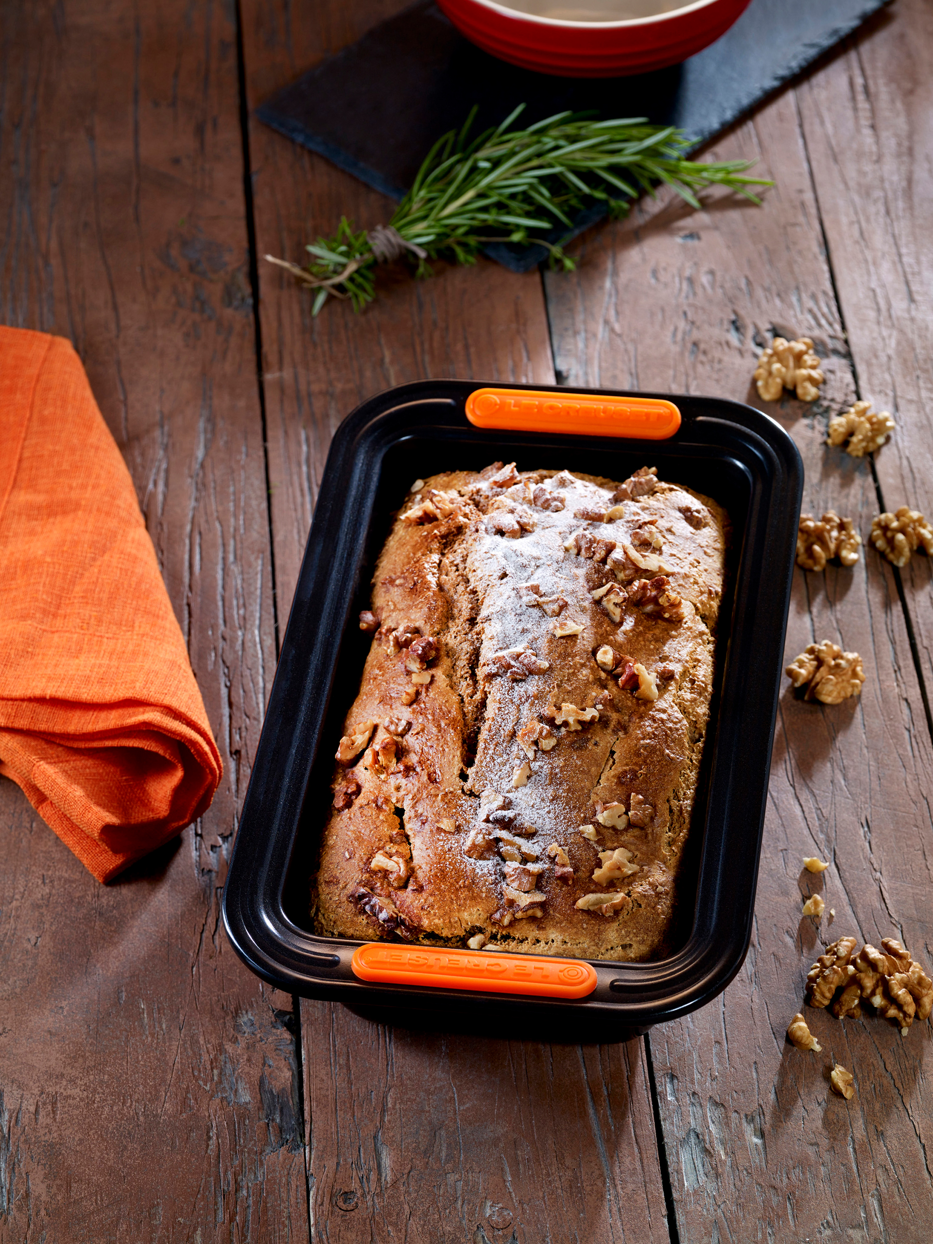 Das Walnussbrot schmeckt mit süßen und herzhaften Aufstrichen