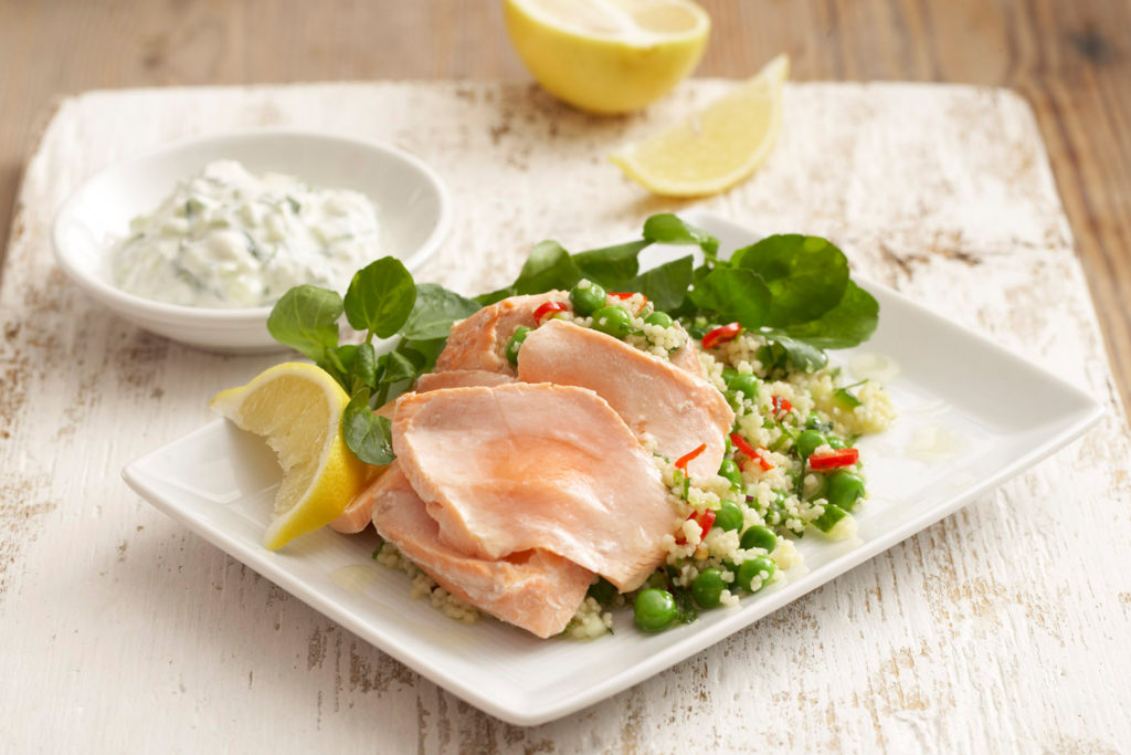 Lachs mit Couscous, Erbsen und Raita-Dip