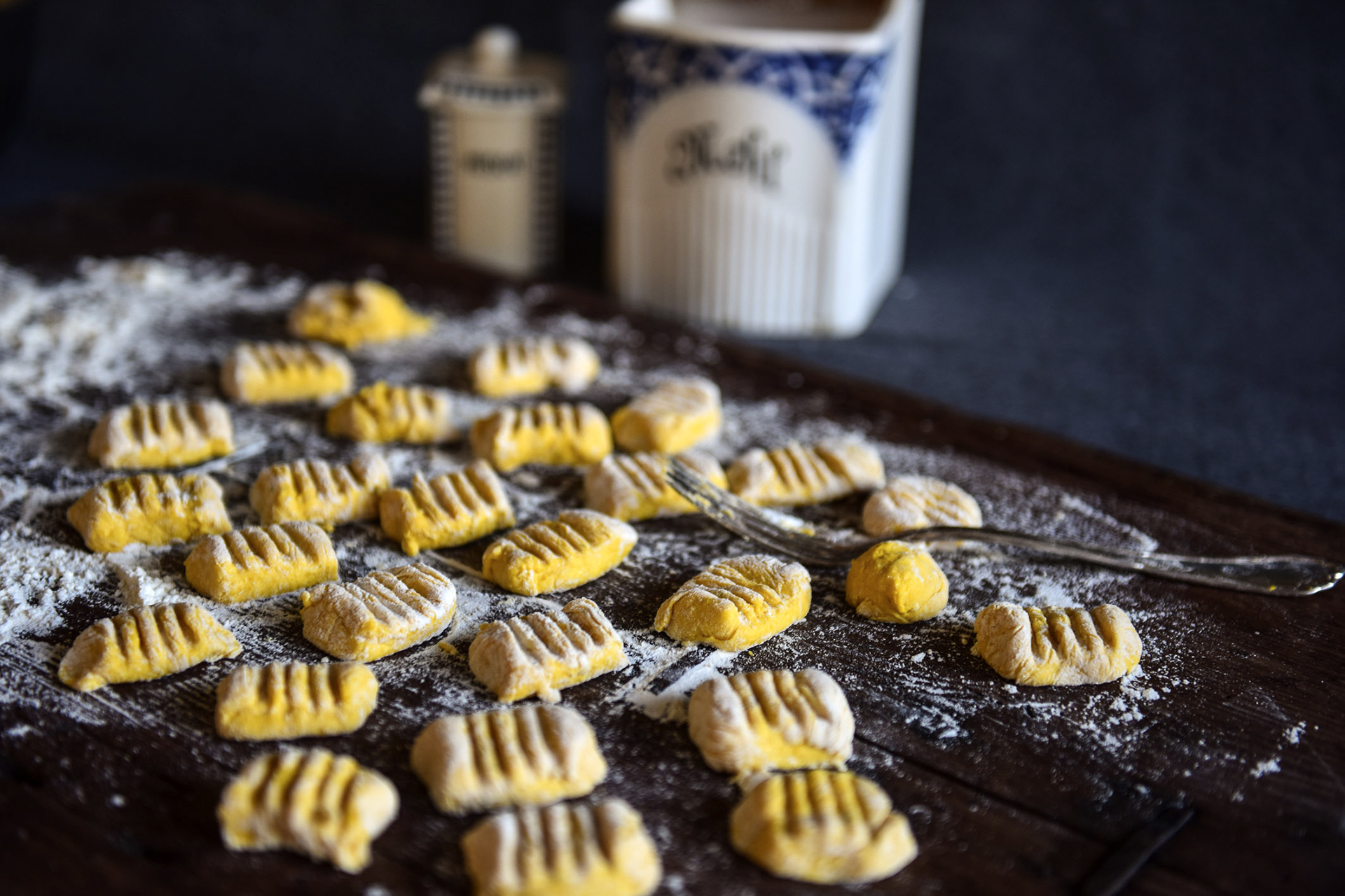 Durch das Bearbeiten mit der Gabel bekommen die Kürbisgnocchi ihren typischen »Look«