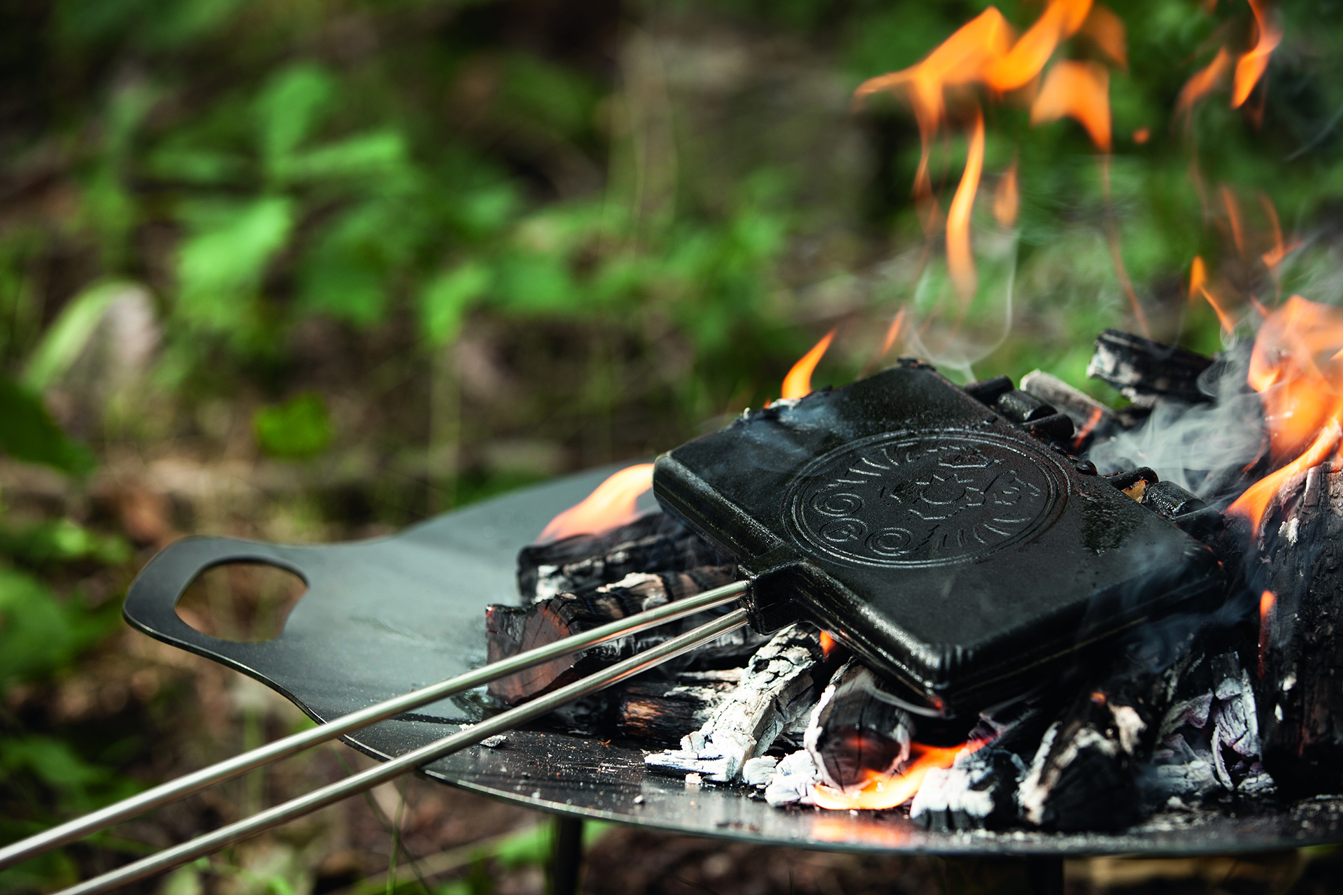 Auf offener Flamme sind die Sauerkrautwaffeln in rund fünf Minuten gebacken