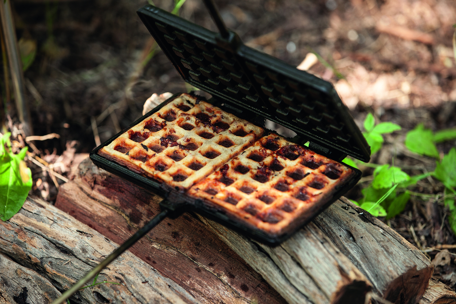 Die frisch gebackenen Waffeln warten auf ihre Füllung