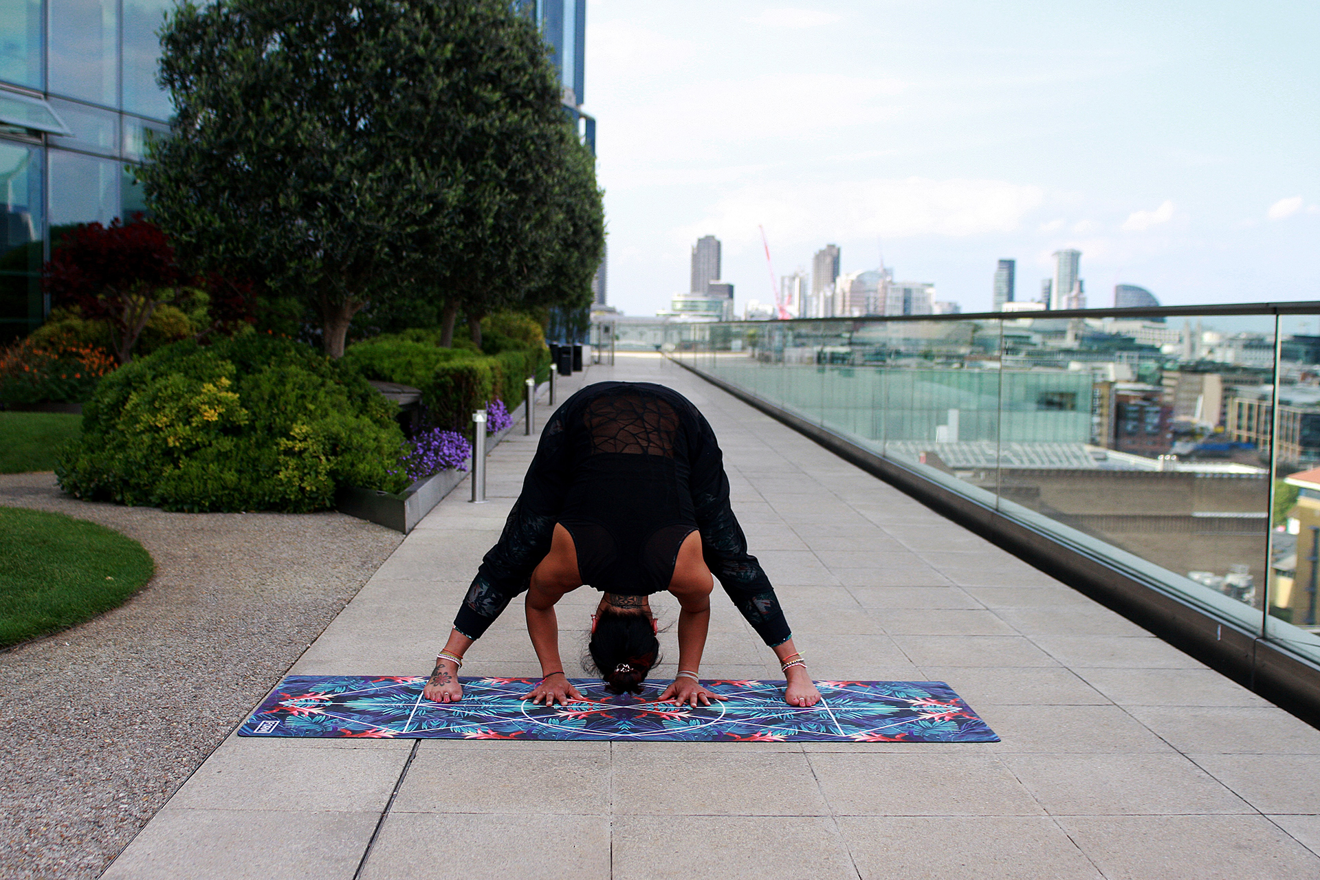 Wer schlau ist, rollt in der Mittagspause die Yogamatte aus - vielleicht machen ja sogar ein paar Kollegen mit?