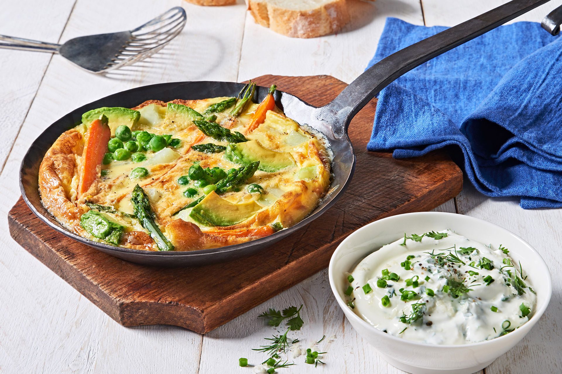 Frittata mit Frühlingsgemüse und Kräuterjoghurt