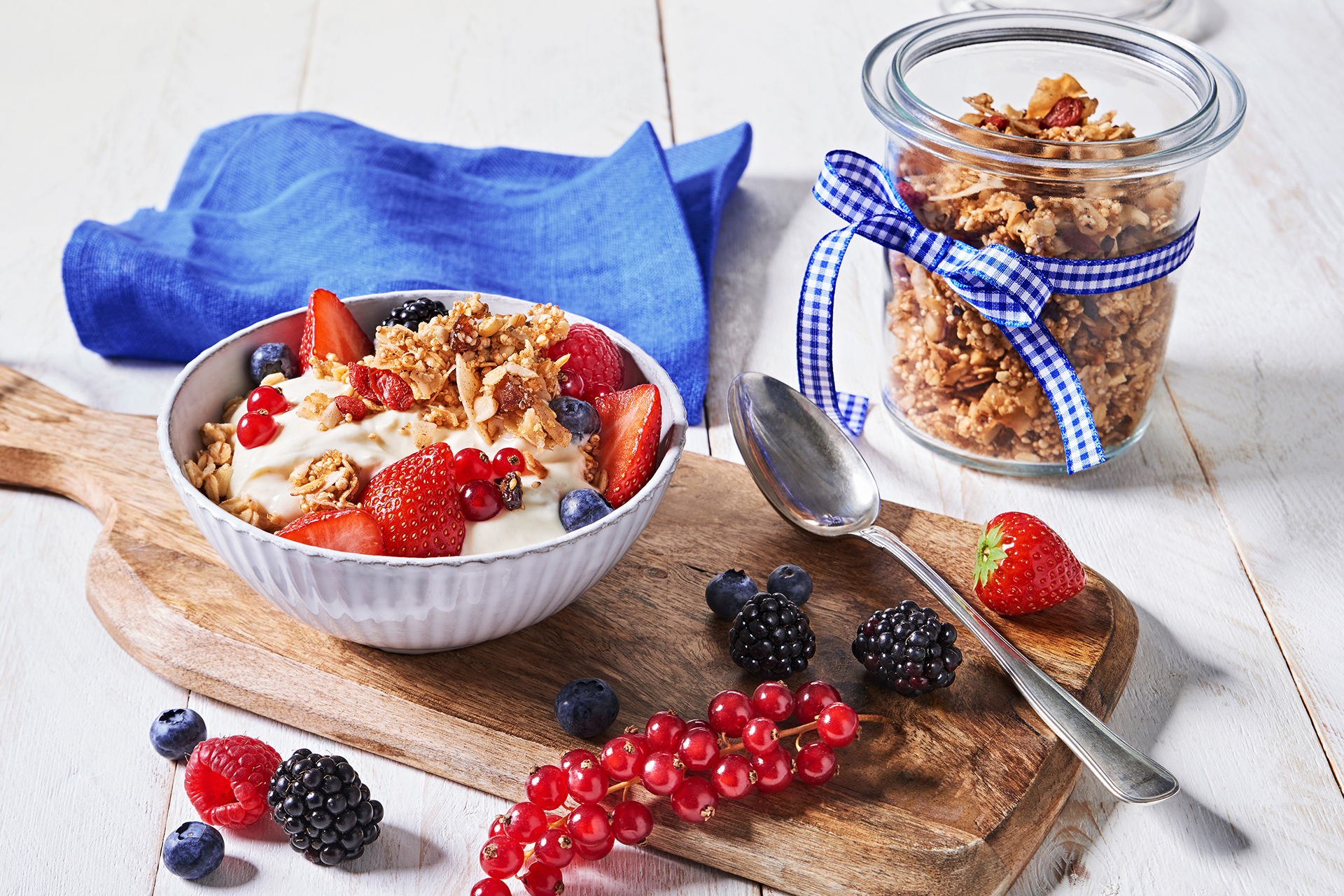 Haferflocken mit Vanillequark und Granola