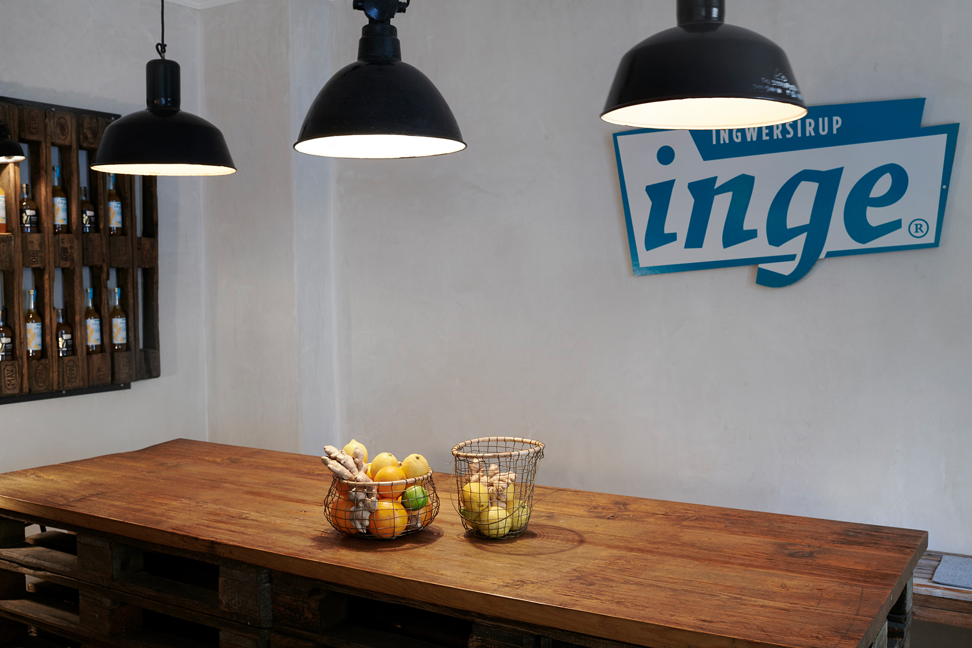 Holzmöbel und Lampen sorgen für eine gemütliche Atmosphäre im Inge Ladencafé