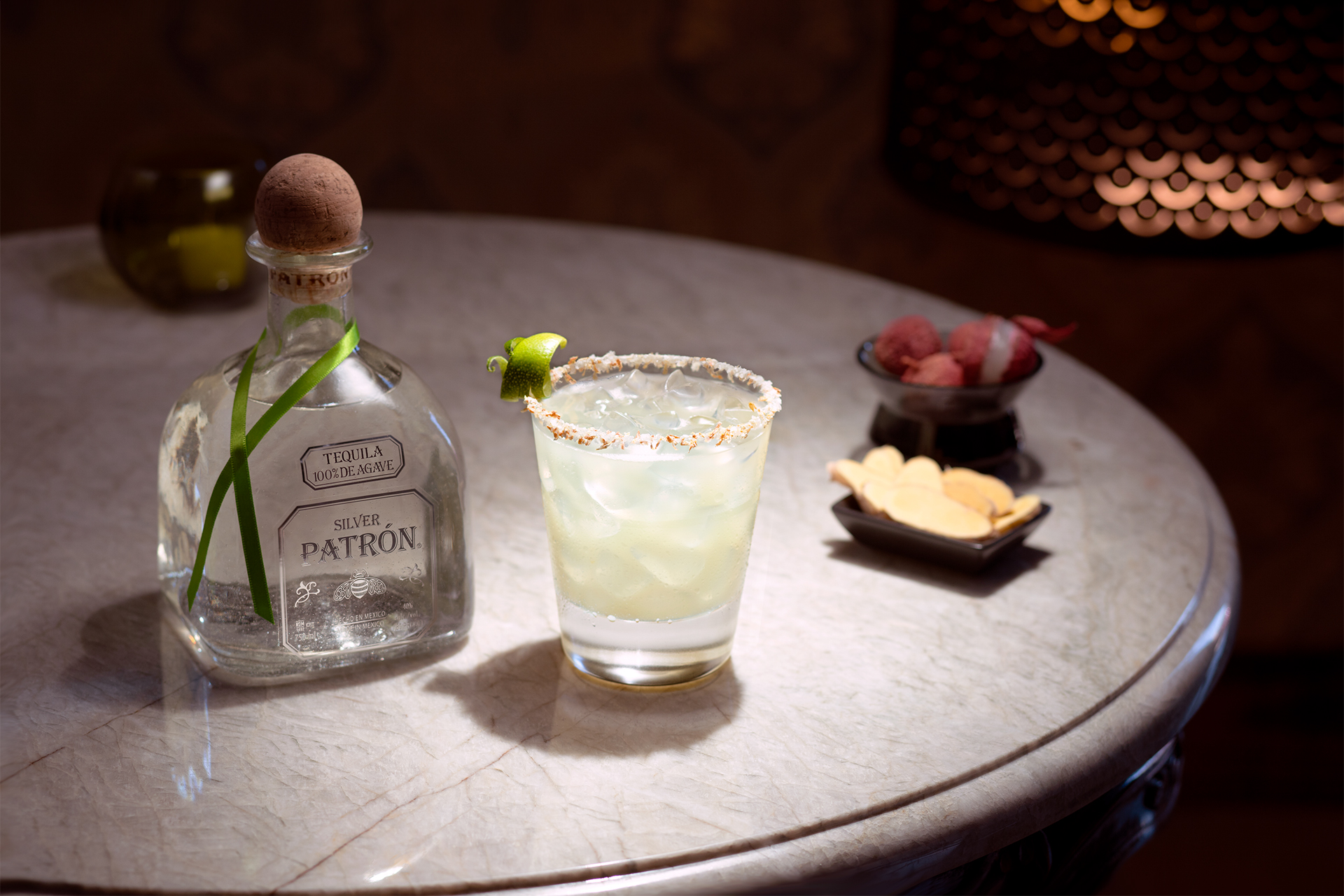 Litschi und Ingwer harmonieren perfekt mit dem Patrón Silver Tequila und der Grapefruitsalzrand verleiht der Margarita Tiefe