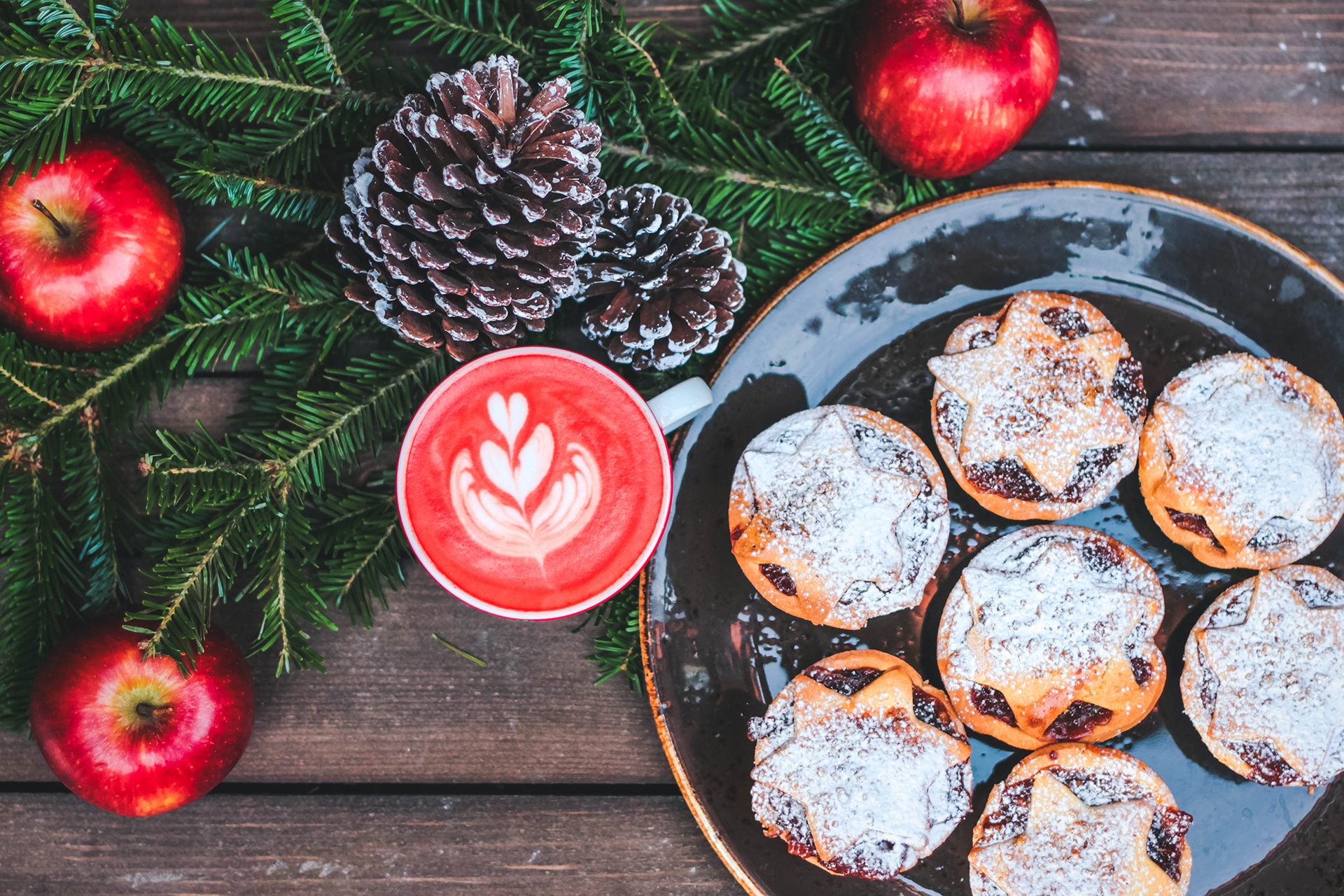 Red Velvet Cappuccino schmeckt am besten zu frischem Gebäck