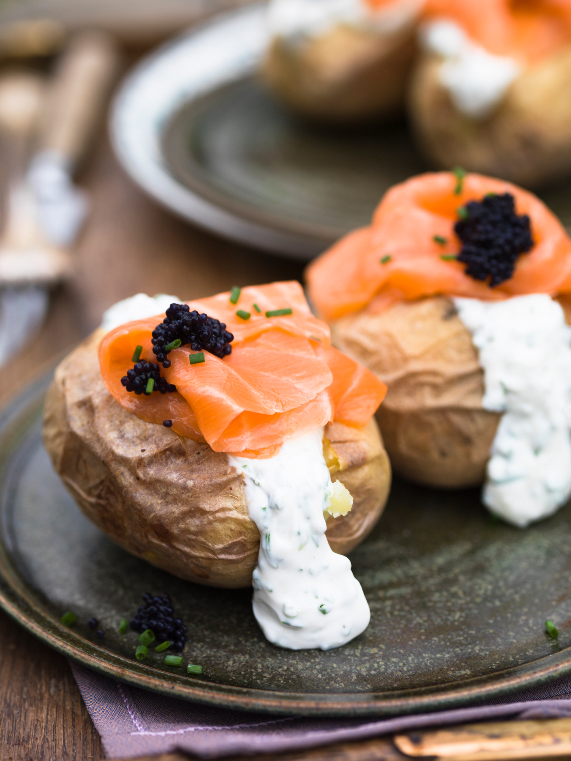 Ofenkartoffeln mit Crème fraîche, Lachs und Kaviar