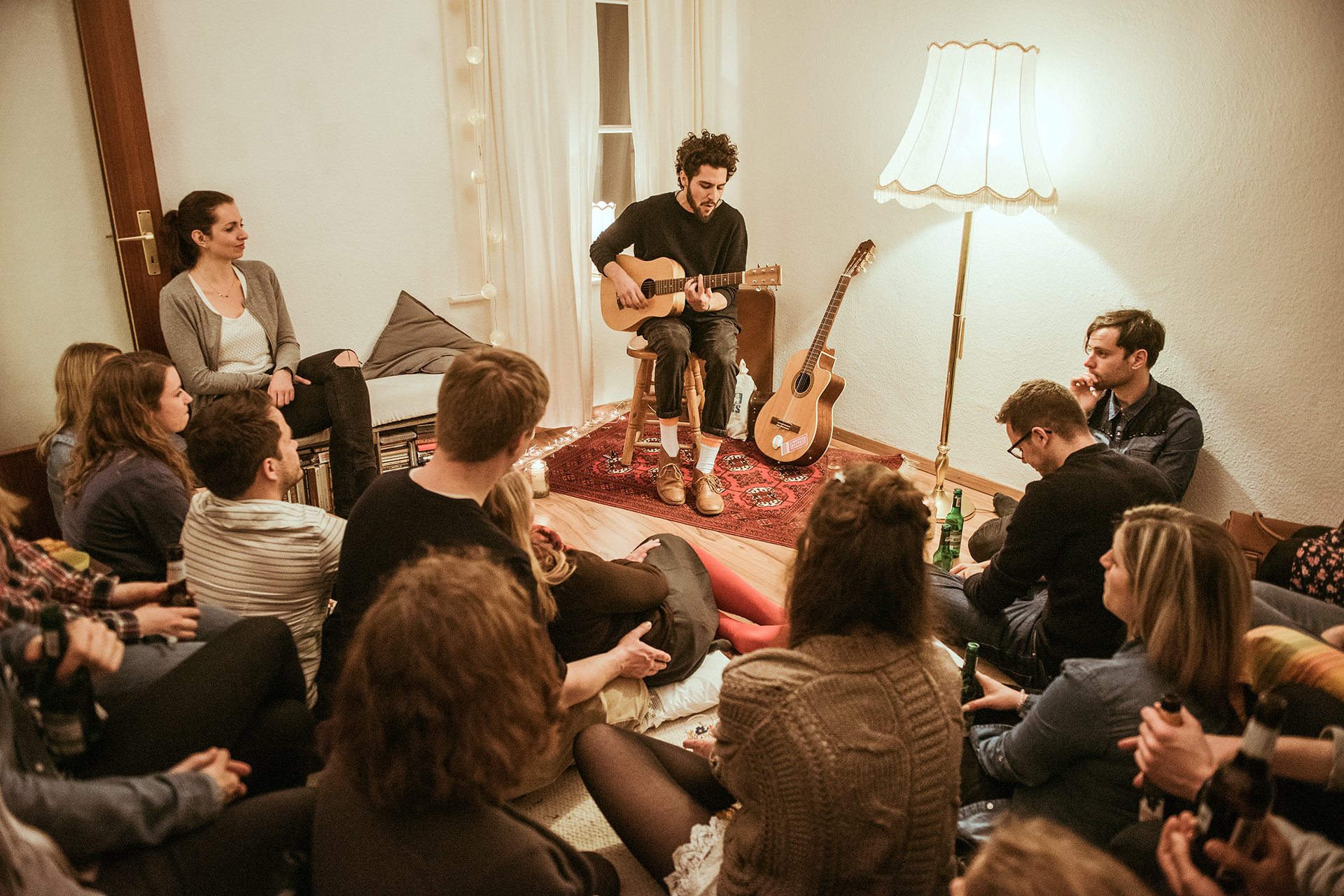 Matteo Capreoli auf einem Sofakonzert