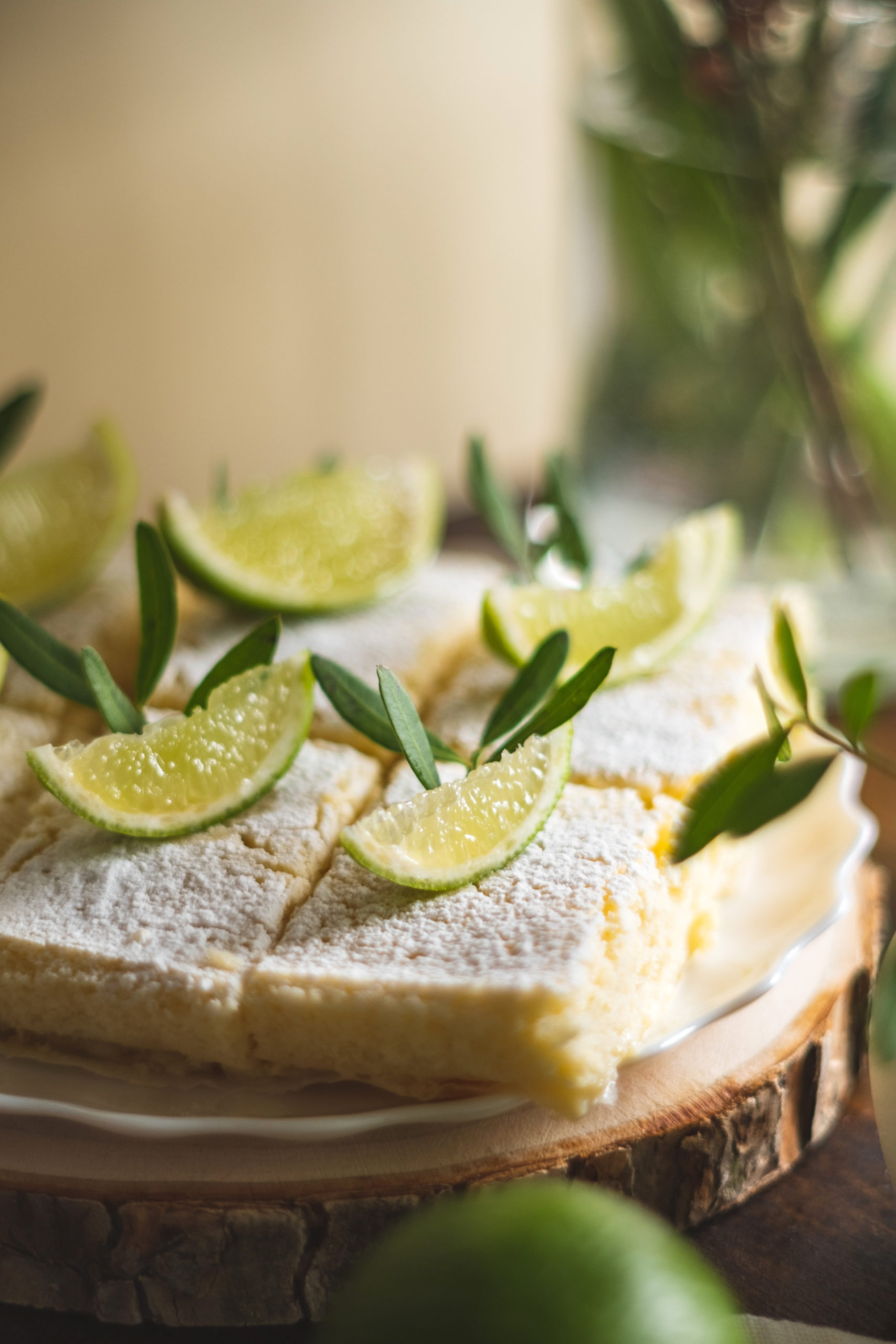 Sehr hübsch sieht es aus, wenn du die Limettenschnitten mit frischen Früchten und Kräutern dekorierst