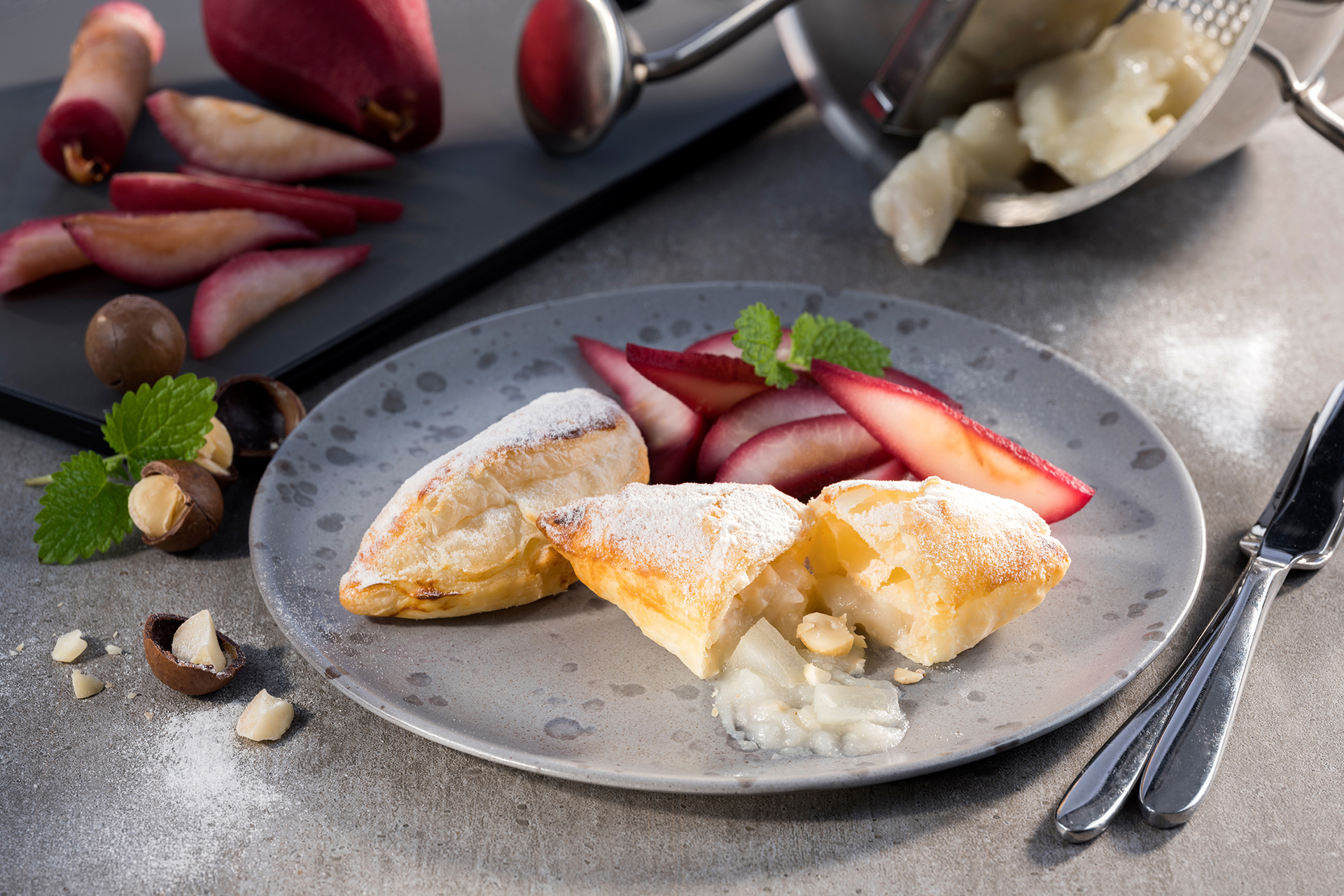 Blätterteigtaschen mit Birnen-Macadamia-Füllung und eingelegten Rotweinbirnen